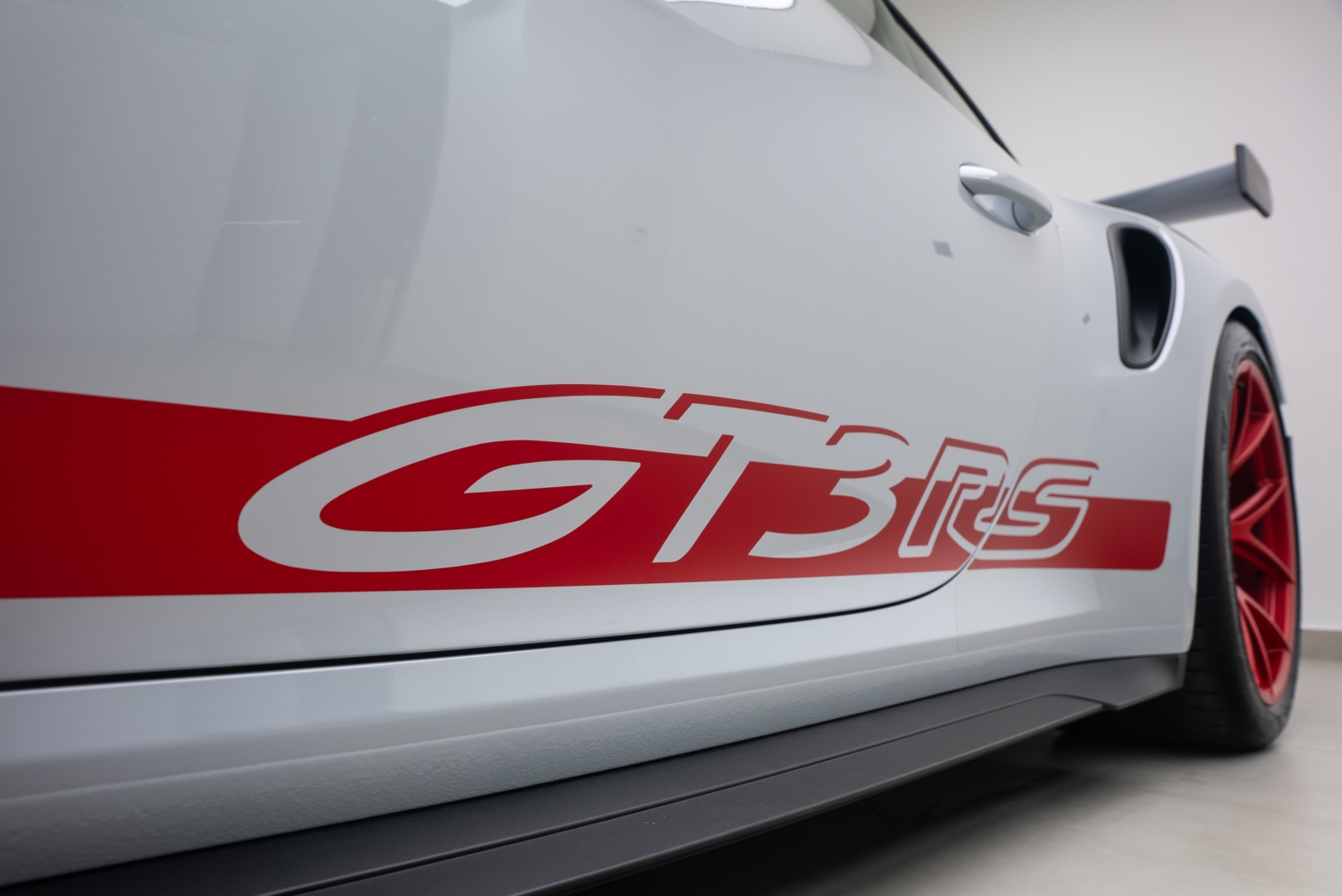 2024 PORSCHE 911 GT3 RS WEISSACH┃GCC┃5 YRS WARRANTY┃CARBON CERAMIC BRAKES┃SUSPENSION LIFTER┃ HIGH SPEC